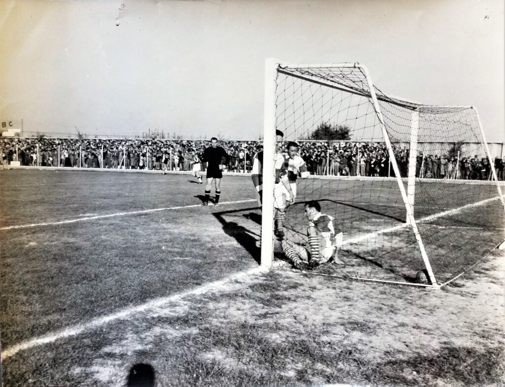 Cesena-Rimini-1958-59.-La-palla-in-fondo-alla-rete-ha-segnato-Bighini-